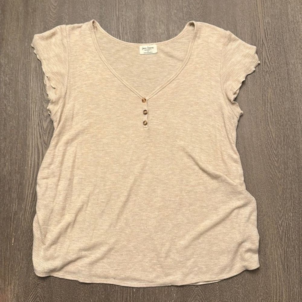 FREE KISSES TAN FLOWY MATERNITY TOP - Size Medium SKU:97